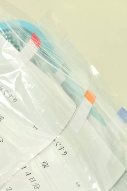 Belgeler ve renkli etiketler içeren şeffaf plastik torbalar