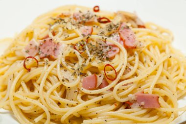 Pastırmalı spagetti carbonara.          