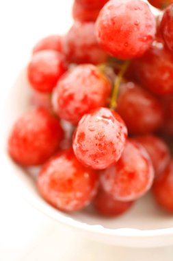 Taze üzümler kasede, yakın çekimde.     