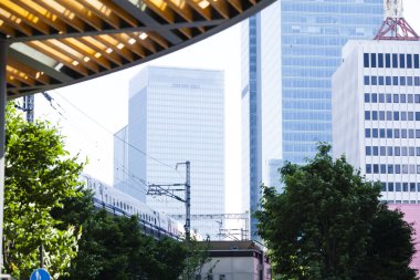 Şehirde yeşil ağaçları olan modern bir bina. 