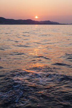 Deniz Sahil üzerinde güzel gün batımı       