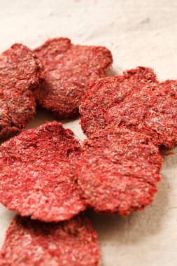 Işık yüzeyinde kırmızı kurutulmuş et dilimleri