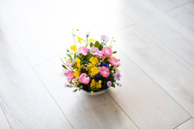 Ahşap zeminde vazoda bir buket güzel çiçek