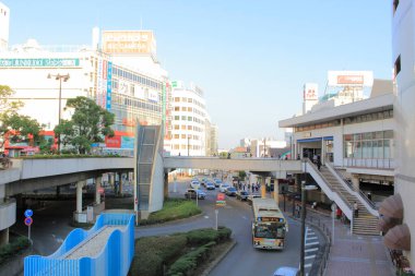 Modern Japon yapılarıyla dolu bir şehrin gündüz manzarası..