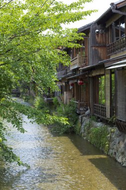 Huzurlu nehir boyunca geleneksel ahşap binalar