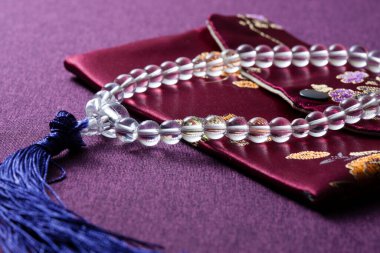 Juzu ya da Nenju olarak da bilinen Japon dua boncukları ve onlar için ipek kesesi. Bunlar çeşitli Budist törenlerinde ve meditasyonda kullanılır.. 