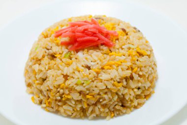 Japon geleneksel mutfağı, pirinç ve sebzeler beyaz tabakta. 