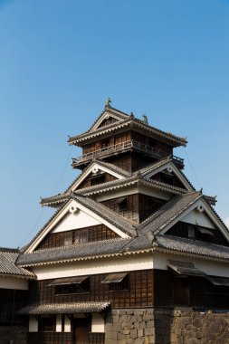 Tarihi bir Japon tapınağının büyüleyici manzaralı fotoğrafı.