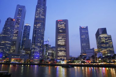 Tokyo şehrinin gökdelenleri geceleyin Japonya 'da nehir boyunca yükseliyor. 