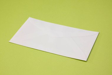 Yeşil masadaki beyaz zarf, kapat.