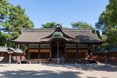 Güzel antik Japon tapınağının manzaralı görüntüsü.