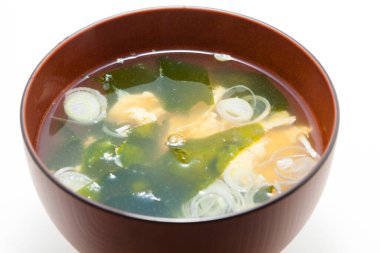 Tabaktaki lezzetli çorbanın manzarasını kapat.