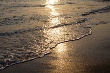 Akşamları deniz dalgalarında gün batımı