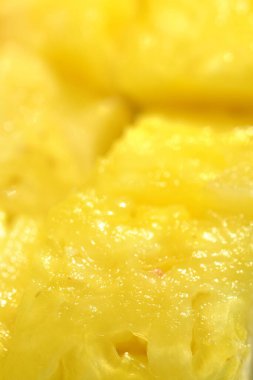 Dilimlenmiş taze ananas parçaları, makro fotoğraf. 