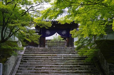 Güzel antik Japon binasının manzaralı görüntüsü.