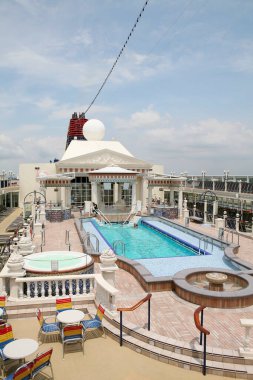 Lüks yolcu gemisinin açık havuz güvertesi. 