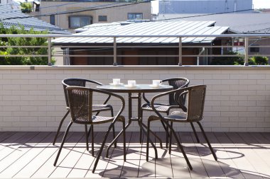 Terasta kahve fincanları olan masa.