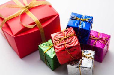 Beyaz arka planda renkli hediye kutuları ve dekorasyonlar. tatil kavramı.                   