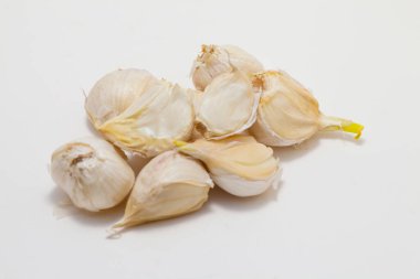 Taze beyaz organik sarımsağın yakın plan görüntüsü    