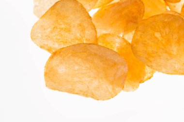 Beyaz arka planda izole edilmiş kızarmış patates cipsi..                 