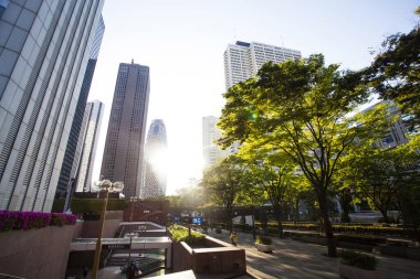 Günbatımında modern şehir silueti 