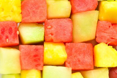 Taze meyve salatasını karpuz ve ananasla kapatın.