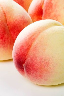 Olgun şeftali bakış beyaz arka plan üzerinde kapatın           