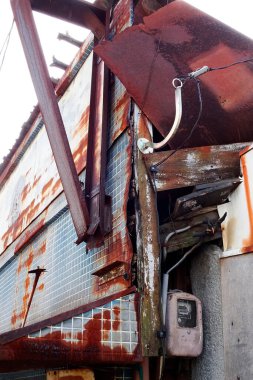 Gündüz vakti şehirde terk edilmiş bina cephesi 