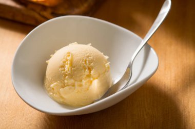 Ev yapımı organik beyaz dondurma.