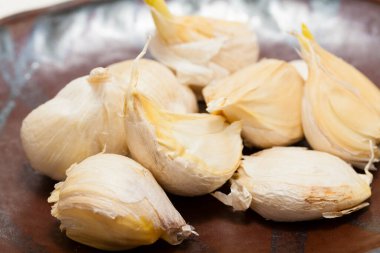 Taze beyaz organik sarımsağın yakın plan görüntüsü    