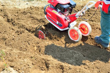 Tarımsal makinelerin tarlayı tarlada sürüşüne yakın çekim  