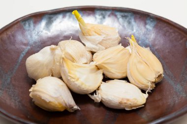 Taze beyaz organik sarımsağın yakın plan görüntüsü    