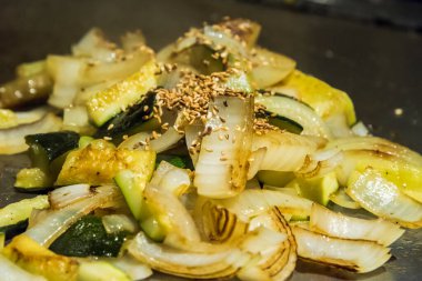 Tavada soğanlı kızarmış kabak.