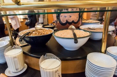 Tabaklarda sergilenen kahvaltı gevrekleri