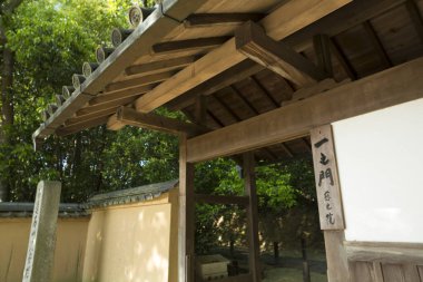 Eski bir Japon 'un manzaralı perspektifi güzelliği gizler.