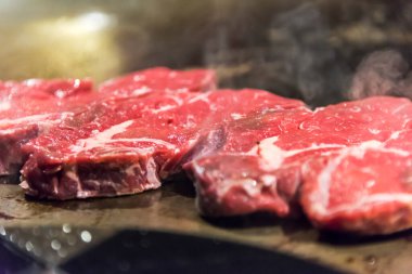 Izgarada biftek var. Kapat..