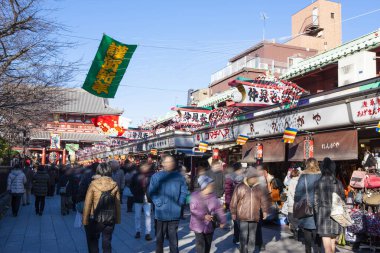 Çin 'deki sokak pazarında tanımlanamayan insanlar