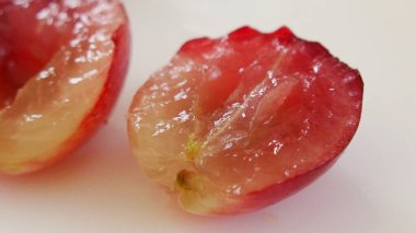 Beyaz arkaplanda taze kırmızı üzümler