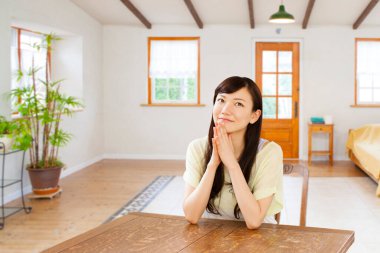 Masada gülümseyen bir kadın.