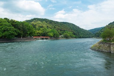 Bulutlu gökyüzü ile nehrin güzel manzarası