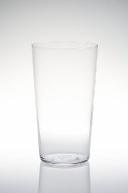 Gri arkaplanda boş bardağın yakın plan görüntüsü           