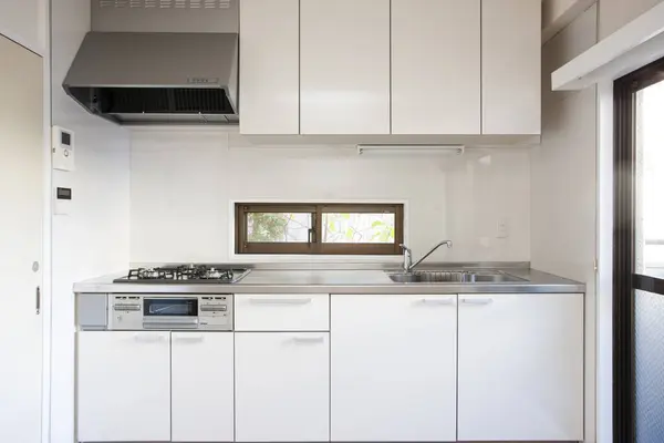 Moderna Cocina Blanca Con Paredes Blancas Muebles Madera Electrodomésticos —  Fotos de Stock