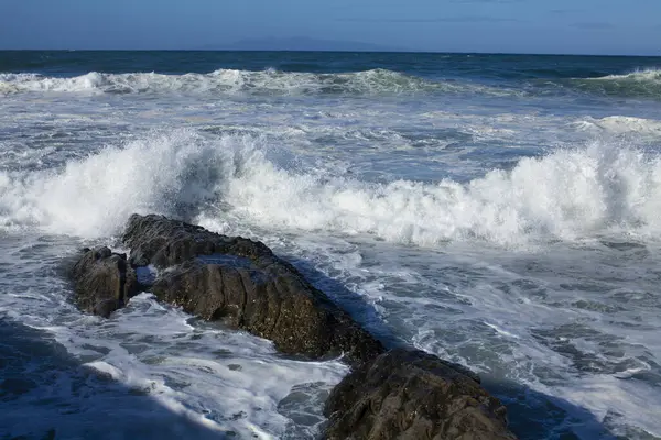 Grote Zee Golven Verpletterende Rotsachtige Strand — Stockfoto