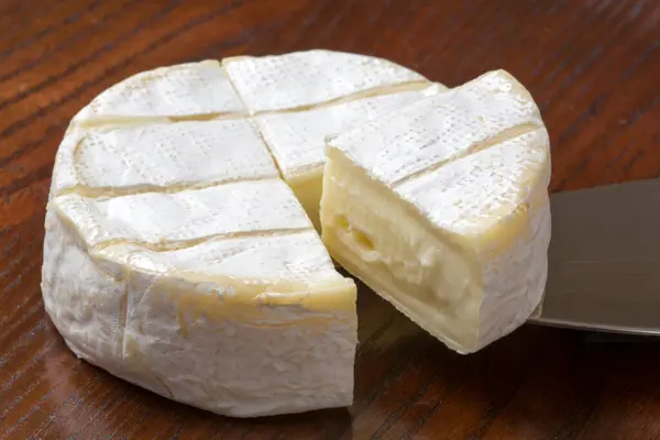 Francouzský Camembert Sýr Dřevěném Podnosu — Stock fotografie