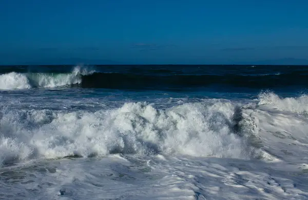 Grandes Olas Mar Aplastando Playa Rocosa —  Fotos de Stock