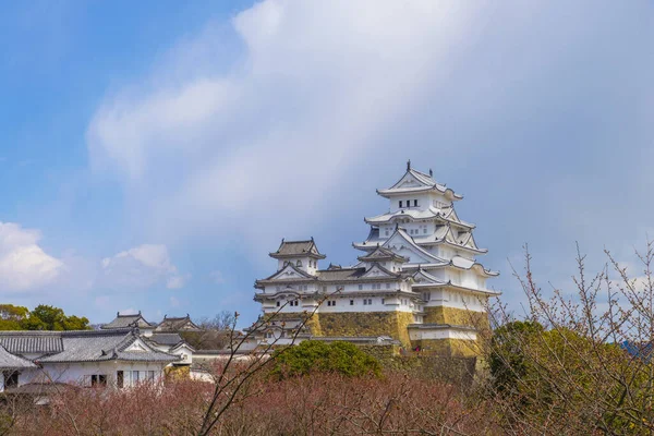 Japonya 'daki ünlü Osaka şatosu kulesinin manzaralı görüntüsü.