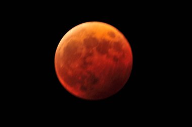 Gece gökyüzünde dolunay