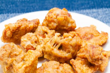 Tabakta kızarmış tavuk.