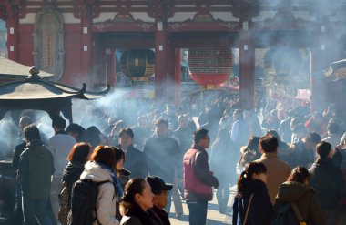 Tatil sırasında antik Japon tapınağında ziyaretçi kalabalığı