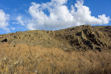 kayalık dağ ve mavi gökyüzü 